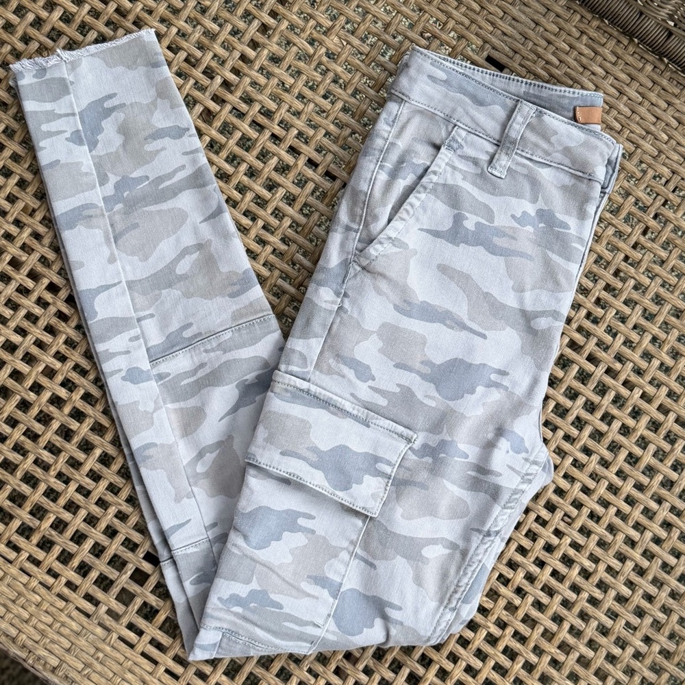 🦋 Joe's Jeans Gray Camouflage Pants
